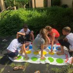 Twister. Spelenderwijs onthouden de kinderen beter de kleuren.