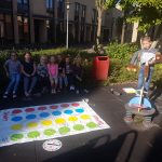 Twister. Spelenderwijs onthouden de kinderen beter de kleuren.